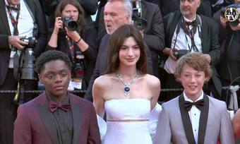 Anne Hathaway khoe nhan sắc tuổi 39 ở Cannes