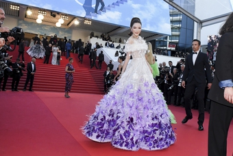 Lý Nhã Kỳ chính thức xuất hiện trên thảm đỏ Cannes lần thứ 75, diện mạo có thật sự lộng lẫy sau tuyên bố chi 50 tỷ cho váy áo?