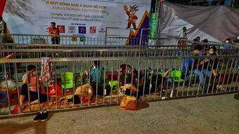 CĐV xếp hàng xuyên đêm để chờ nhận vé chung kết nữ Việt Nam vs Thái Lan