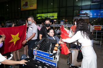 Nửa đêm muộn, con trai mang hoa ra sân bay đón vợ chồng Khánh Thi - Phan Hiển sau thành công tại SEA Games 31