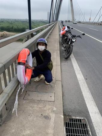 Phao cứu sinh trên 3 cây cầu ở Hà Nội bị tạm thu giữ