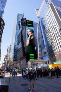 Nữ rapper GenZ - TLinh xuất hiện tại Quảng trường Thời đại New York