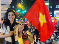 Cổ động viên nữ xinh đẹp ''tiếp lửa'' trên khán đài trong trận U23 Việt Nam thắng U23 Thái Lan