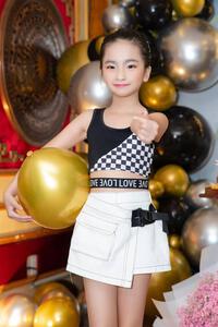 Rich kid Ruby Gia Hân, ái nữ của Hoa hậu Bùi Thị Hà làm mẫu cùng ca sĩ Quang Lê