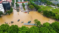 Ảnh: Đại lộ Thăng Long ngập sâu trong nước, hàng nghìn người dân vất vả dắt xe đi làm
