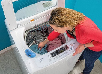 Cứ nghĩ cho nhiều bột giặt vào máy giặt quần áo mới sạch, nhưng sai lầm này dẫn đến hậu quả nghiêm trọng mà bạn không ngờ