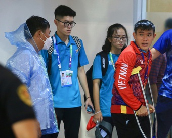 Lê Văn Xuân chống nạng lên nhận HCV SEA Games 31 và giọt nước mắt của bố