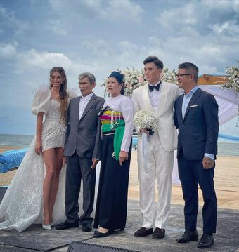 Thủ môn Bùi Tiến Dũng bất ngờ làm đám cưới với người mẫu Ukraine xinh đẹp