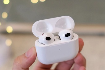 Apple bị kiện vì tai nghe AirPods gây mất thính giác cho trẻ nhỏ 
