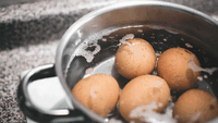 Luộc trứng, thêm 2 thứ nữa, trứng vừa thơm ngon lại dễ bóc vỏ