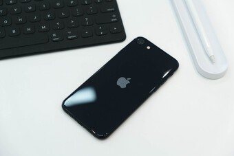 Cận cảnh iPhone SE 2022, "con ghẻ" của Apple