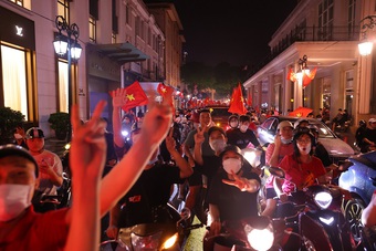 Cả Đông Nam Á trầm trồ khi CĐV Việt Nam xuống đường ăn mừng, sắc đỏ ngập tràn khắp nơi