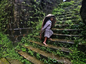Hà Nội đang vào mùa mưa thất thường như cô người yêu, bạn có muốn thử trải nghiệm cuộc sống ở ngôi làng mưa nhiều nhất thế giới không?