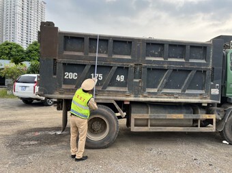 Phát hiện loạt xe tải bị cắt gọt thành thùng, cơi nới cao cả mét
