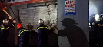 Cảnh sát cứu 4 người mắc kẹt trong cửa hàng bốc cháy ở Hà Nội