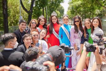 Miss Universe 2021 chấm mồ hôi cho Ngọc Châu, "quậy" trên xe diễu hành
