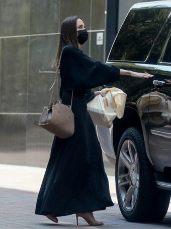 Bị chê suốt ngày mặc đồ đen như phù thủy, Angelina Jolie ''lột xác'' với loạt bộ cánh trắng ngần khiến ai cũng ngỡ ngàng