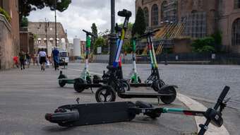 Xe trượt điện: Giải pháp giao thông ẩn chứa đầy rủi ro ở Italy