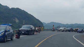 Tài xế ngang nhiên dừng đỗ trên cầu cạn để chụp ảnh ở Thái Nguyên