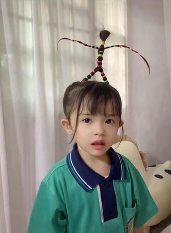 Người mẹ Thái Lan ngày nào cũng tạo kiểu tóc “kỳ thú” cho con gái, dân mạng cực ấn tượng