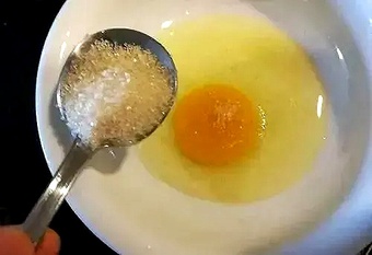 Trứng gà hấp với thứ này là "thuốc bổ" giúp cơ thể nhanh hồi phục