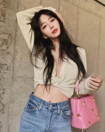 Han Ye Seul sẽ chỉ bạn cách mặc đẹp từ những món thời trang đơn giản