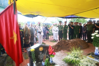 Hình ảnh xúc động tiễn biệt liệt sĩ Đỗ Đức Việt về nơi an nghỉ cuối cùng