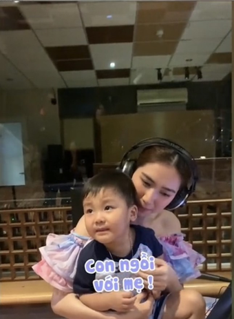 Con trai Hòa Minzy và những khoảnh khắc vừa hiểu chuyện vừa "bám" mẹ cực đáng yêu