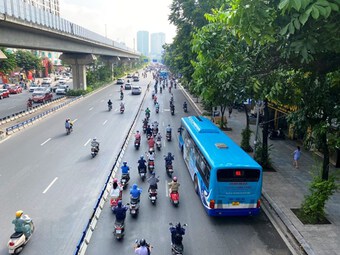 Giao thông lộn xộn, ùn ứ sau khi phân làn xe ở đường Nguyễn Trãi