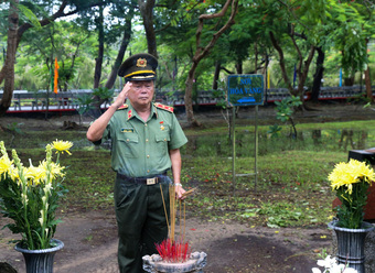 Lãnh đạo và tuổi trẻ TP.HCM thắp nến tưởng niệm anh hùng liệt sĩ tại Côn Đảo