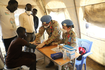 Khám, cấp phát thuốc miễn phí cho 200 người dân Nam Sudan chịu ảnh hưởng mưa lũ