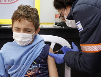 Israel "phủ sóng" vaccine toàn dân để ngăn tái nhiễm COVID-19