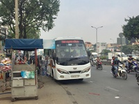 Xe khách tông ghim đầu vào ụ bê tông trên cao tốc TP.HCM – Trung Lương