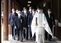Hai Bộ trưởng Nhật Bản viếng đền Yasukuni, Thủ tướng Kishida gửi đồ lễ