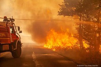 Pháp vật lộn với những đám cháy rừng ''quái vật''
