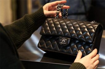 Chanel lại tăng giá túi xách ở châu Âu, nhiều tín đồ thời trang hẳn sẽ thấy sốt ruột
