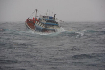 Cứu 43 ngư dân trên tàu câu mực bị chìm trên biển sau khi va chạm với tàu nước ngoài