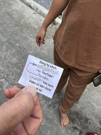 Thanh niên dán giấy, nhỏ keo 502 lên ổ khóa 45 nhà dân để "đề nghị" đăng ký kênh YouTube