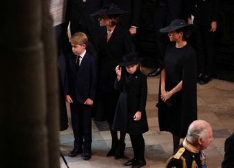Đằng sau trang phục của Kate và Meghan trong quốc tang Nữ hoàng Anh