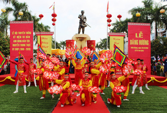 Hàng ngàn người dự lễ dâng hương anh hùng dân tộc Nguyễn Trung Trực