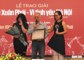 Gia đình thay mặt Phú Quang nhận Giải thưởng Lớn ''Bùi Xuân Phái - Vì tình yêu Hà Nội''