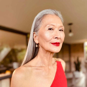 Người mẫu 71 tuổi với vẻ đẹp "phi thường" đang gây sự chú ý