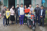 ĐH Duy Tân tiếp tục tặng xe lăn điện cho người khuyết tật