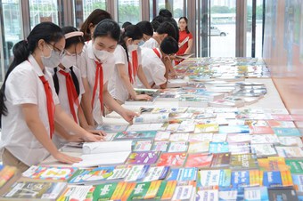 Trưng bày sách giáo khoa giáo dục phổ thông Việt Nam và các nước