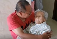 Người đàn ông 52 tuổi nức nở khi mẹ 101 tuổi qua đời