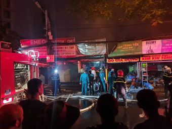 Cháy 3 nhà tạm liền kề trên phố Nhân Hòa, Hà Nội
