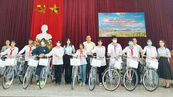 Trao tặng xe đạp cho học sinh mồ côi, khuyết tật tại Hải Hà