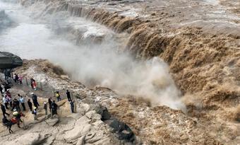 Du khách đổ đi xem thác vàng sông Hoàng Hà &#39;gầm thét&#39; mùa nước lớn
