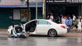 Camera vụ xe Wave tông gãy cửa Mercedes S400 ở Thái Nguyên