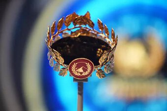 Cận cảnh chiếc vòng nguyệt quế sơn son thiếp vàng dành riêng cho Quán quân Olympia 2022